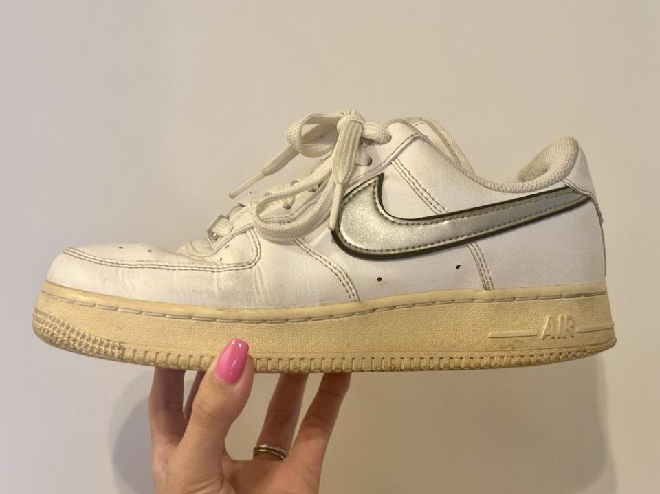 　筆者が１年間履かずに保管して、黄ばんでしまったスニーカー