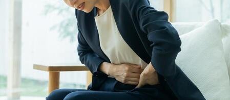 　女性特有の体調不良。冷静に説明することで、周囲の理解不足によるすれ違いを避けたいもの（ponta1414/stock.adobe.com)