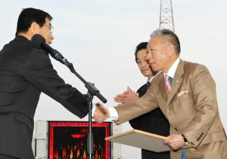 　ラブミーチャン引退記念セレモニーで古田肇岐阜県知事（左）から感謝状を贈られる祥晃馬主