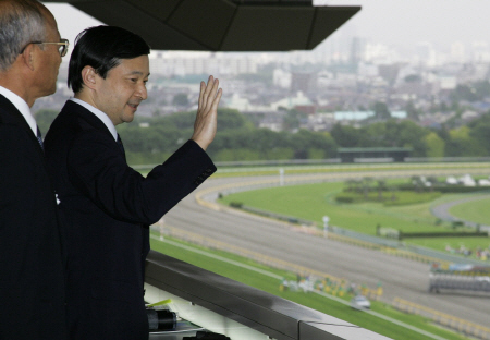 貴賓室バルコニーから観衆に手をお振りになる皇太子殿下＝０７年５月２７日、東京競馬場