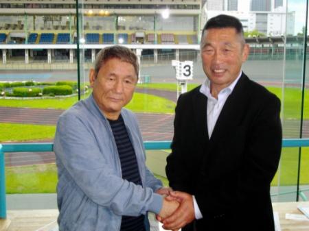 番組収録のため川崎競輪場を訪れたビートたけし（左）と滝沢正光日本競輪学校校長
