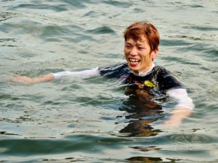 　２０日のまるがめ８Ｒで通算１０００勝を達成、選手仲間から水面に放り込まれた直後の田村隆信