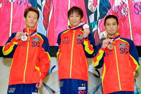 優勝して金メダルを手にする仲口博崇（中央）。２着茅原悠紀（左）、３着菊地孝平
