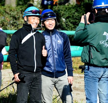 　美浦で後藤（左）と笑顔で記念撮影する内田博