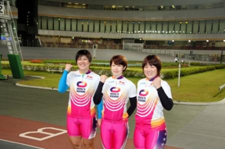 オールガールズで優勝した女子３期生３人。左から奥井迪、石井貴子、小林優香