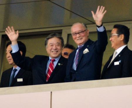 後藤ＪＲＡ理事長（左）とスタンドから手を振る長嶋茂雄氏（撮影・西岡　正）