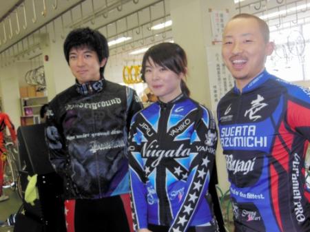 初めて３人で同時あっせんを受けた（左から）菅田和宏、賀子、壱道