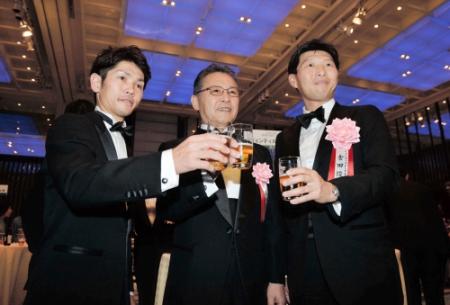 祝賀会場で乾杯する、ジェンティルドンナの（左から）戸崎圭、石坂師、吉田俊介氏（撮影・田村亮介）