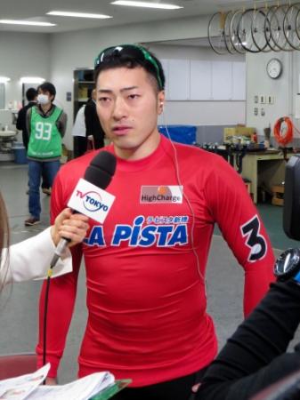 ダービーを優勝してテレビ中継のインタビューに応じる新田祐大
