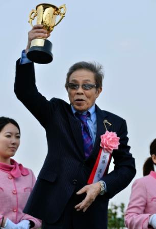 ファンからの声援にカップを挙げて応える北島三郎＝中山競馬場