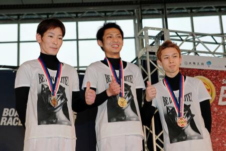 　優勝しメダルを胸に笑顔を見せる桐生順平（中央）と２着の中沢和志（左）、３着の毒島誠