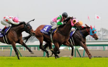 日本馬２頭の間を突き抜けるエアロヴェロシティ（中央）＝中京競馬場