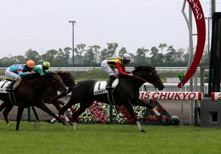　中京５Ｒの新馬戦を制したロスカボス（右）