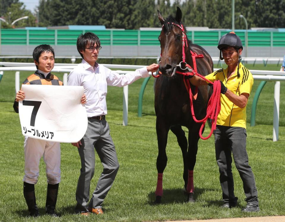 　札幌５Ｒ新馬戦でデビュー勝ちを飾ったジープルメリアと加藤騎手（左端）＝８月１日