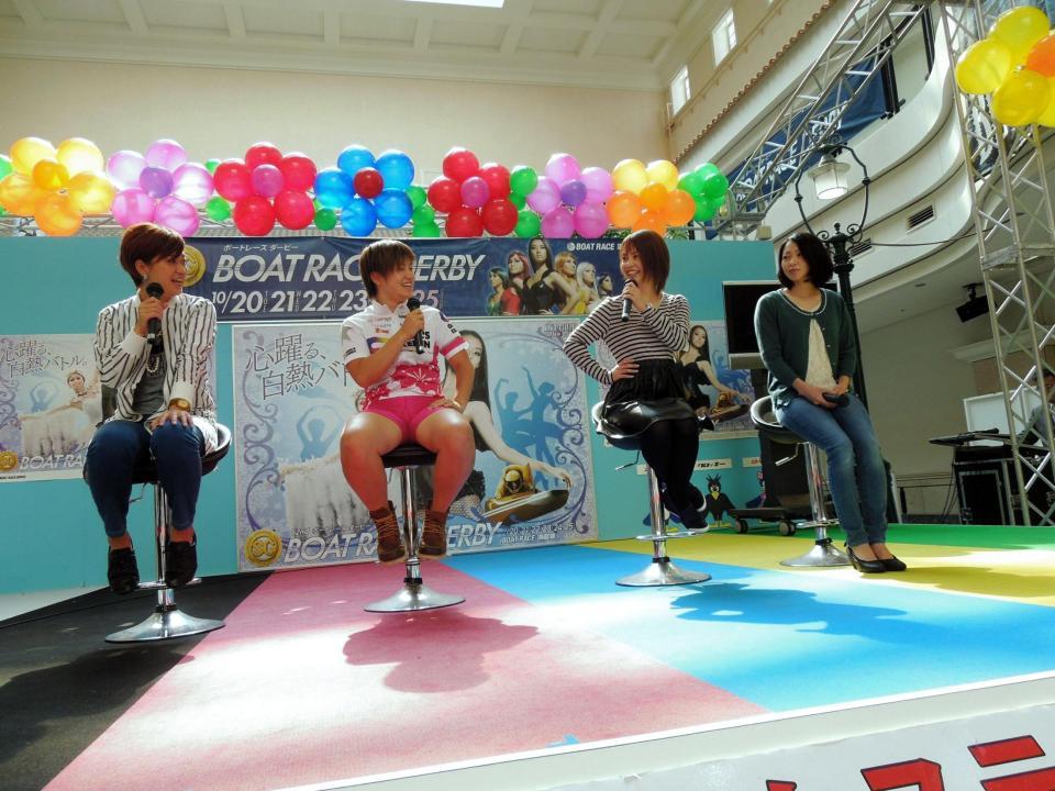 ボートレース浜名湖のイベントに登場した公営競技の女子レーサー（左から）猪子真実、小林莉子、鈴木成美、土屋実沙希