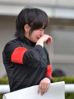 口取りに向かう藤田菜七子はファンからの「おめでとう！」の声に感極まる＝福島競馬場