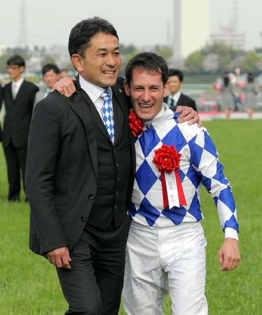 ジュエラーで桜花賞を制し肩を組んで喜ぶ藤岡健一調教師（左）とミルコ・デムーロ＝４月１０日阪神競馬場