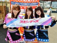 静岡競輪でライブを行ったスピーチーズ（左から）木村菜摘、長田真友子、北川果歩