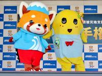 静岡競輪マスコットキャラクターのレーサーパンダ（左）と共演したふなっしー