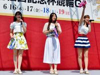 名古屋競輪でミニライブを行ったスピーチーズ（左から）北川果歩、長田真友子、木村菜摘