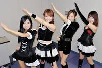 変身ポーズをとる仮面ライダーＧＩＲＬＳ（左から）鷲見友美ジェナ、黒田絢子、井坂仁美、秋田知里