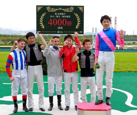 　４０００勝を挙げた武豊（右端）とお祝いのパネルを持つ（左から）Ｍ・デムーロ、松田大作、ルメール、池添謙一、酒井学　