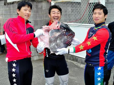 岸和田競輪で行われたマグロ解体ショーに参加した現役選手たち（左から）山下茂樹、小林祥晃、柳原司