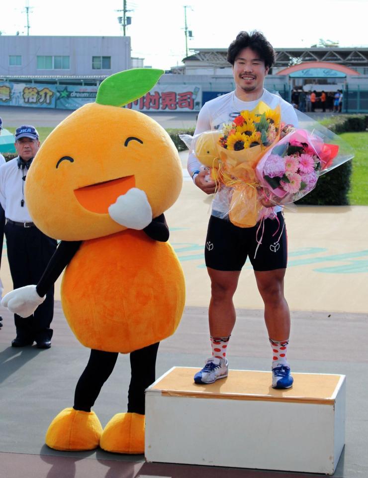 和歌山競輪のマスコットキャラクターわかちゃんに祝福される古性優作（右）