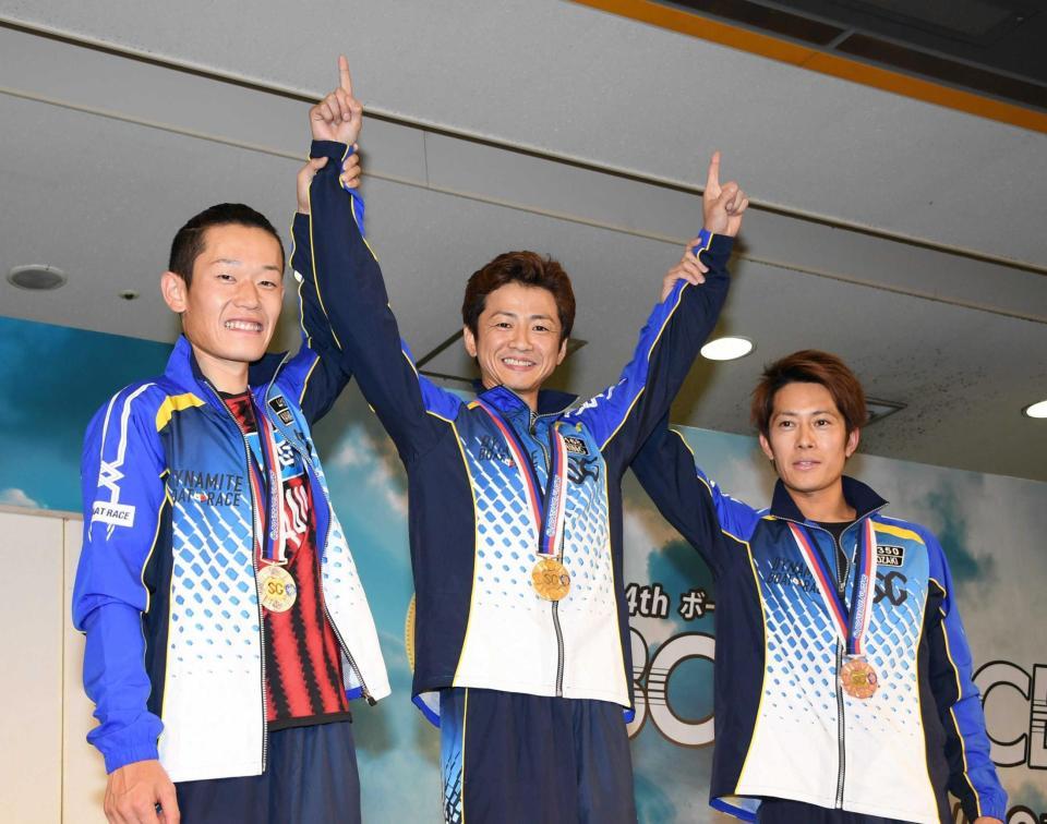 　メダルを胸に喜ぶ（左から）茅原悠紀、石野貴之、篠崎元志