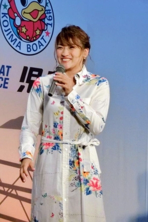 児島ボートでトークショーを行ったシュートボクシング世界女子フライ級王者・ＲＥＮＡ（レーナ）