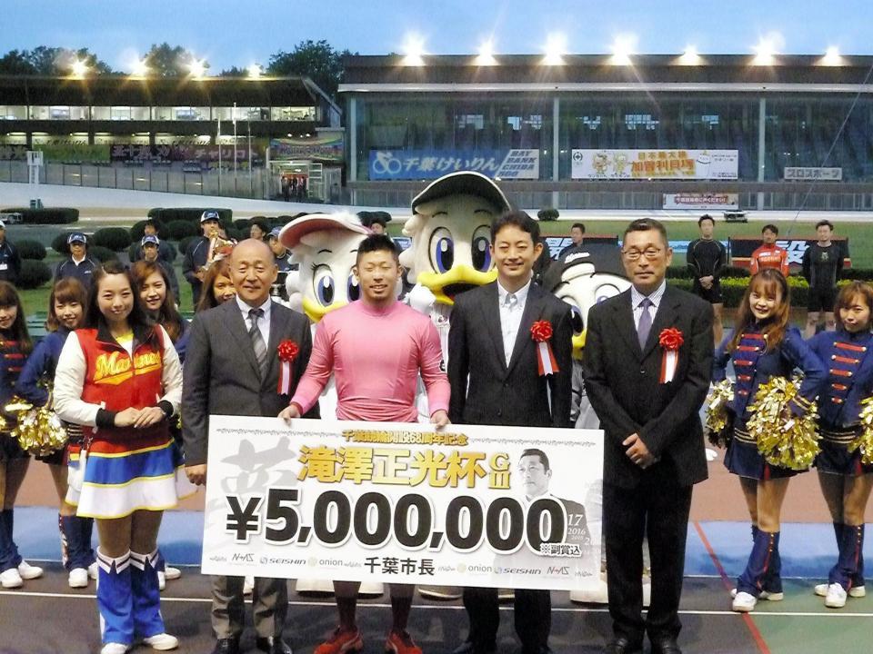 記念初優勝を決めた佐藤博紀（中央）は賞金ボードを手に笑顔