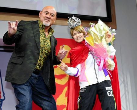 　表彰式で武藤敬司（左）とポーズをとる遠藤エミ（撮影・田中太一）