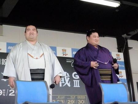 静岡競輪でトークショーを行った琴奨菊（左）と嘉風