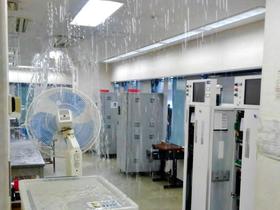 地震の影響でスプリンクラーの配水管に亀裂が入り、投票所内に大量の水漏れが発生=ボートレース尼崎