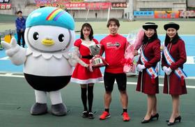 地元で念願の記念初優勝を達成した松浦悠士(中央)