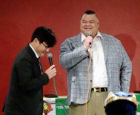 春場所の宿舎とする園田競馬場でトークショーを行った田子ノ浦親方(右)