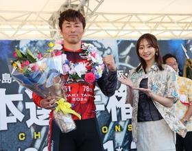 　日本選手権競輪で優勝し、モデルの武田玲奈から花束を贈呈された平原康多