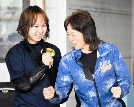 　笠野友紀恵（右）からアドバイスを受ける永田楽