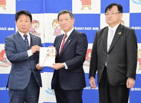 目録を渡す宮島ボートレース企業団企業長の松本太郎廿日市市長（左）