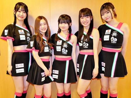 　岐阜競輪でパフォーマンスを行ったＧＧＧ（左から）ＲＩＯ、ＭＯＭＯ、ＭＩＲＥＩ、ＭＡＹＡ、ＳＨＩＯＮ