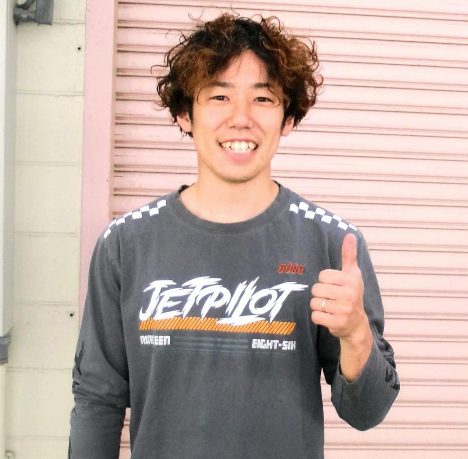 　足にはＯＫサインを出す小原聡将