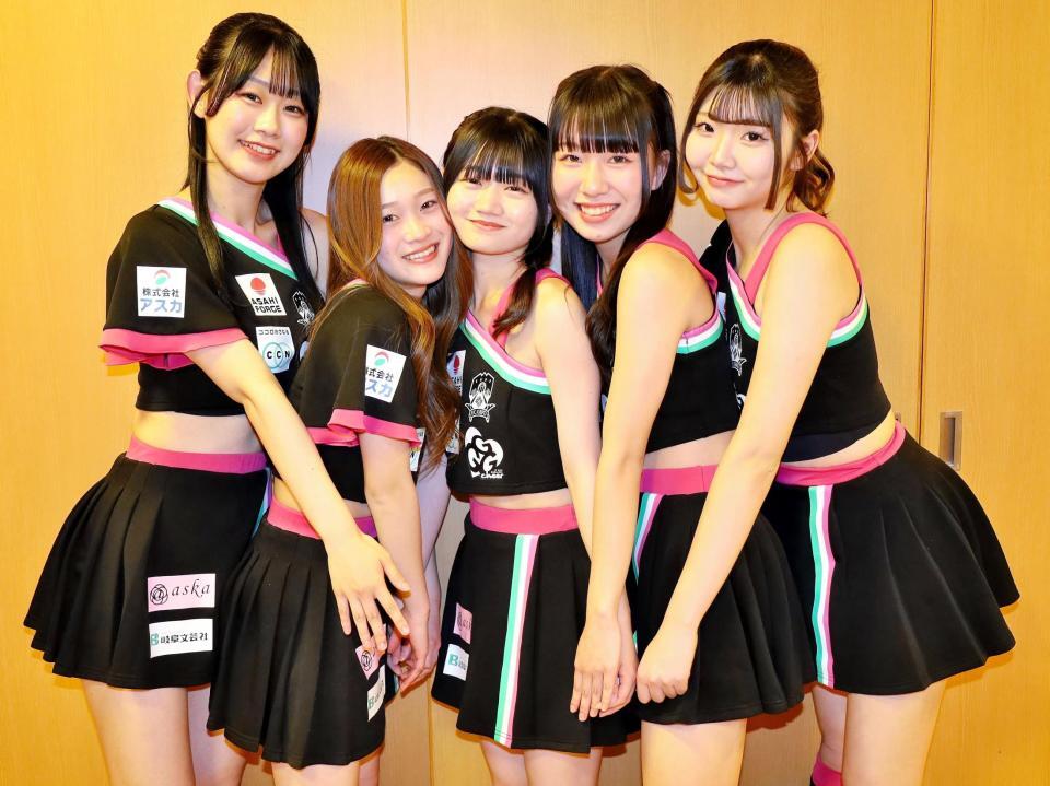 　岐阜競輪でパフォーマンスを行ったＧＧＧ（左から）ＲＩＯ、ＭＯＭＯ、ＭＩＲＥＩ、ＭＡＹＡ、ＳＨＩＯＮ