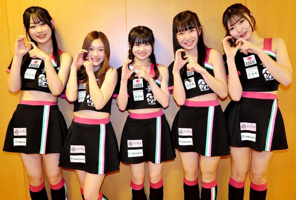 　岐阜競輪でパフォーマンスを行ったＧＧＧ（左から）ＲＩＯ、ＭＯＭＯ、ＭＩＲＥＩ、ＭＡＹＡ、ＳＨＩＯＮ