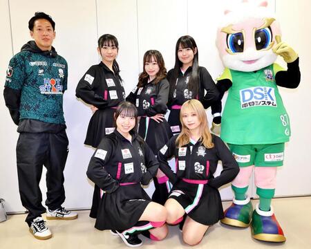 岐阜競輪に来場したＧＧＧたち（後列左から）庄司悦大さん、ＹＵＡ、ＨＯＮＯ、ＳＡＫＵＲＡ、ギッフィー（前列左から）ＲＩＫＯ、ＡＲＩＳＡ