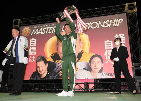 優勝杯を掲げる森高一真＝桐生ボート（撮影・堀内翔）