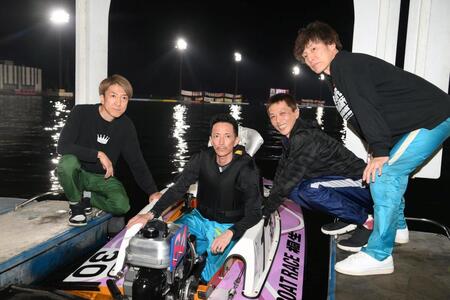 優勝を決めて祝福される森高一真（中央）。左から齊藤仁、（１人おいて）金田諭、市橋卓士＝桐生ボート（撮影・堀内翔）