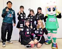 岐阜競輪に来場したＧＧＧたち（後列左から）庄司悦大さん、ＹＵＡ、ＨＯＮＯ、ＳＡＫＵＲＡ、ギッフィー（前列左から）ＲＩＫＯ、ＡＲＩＳＡ