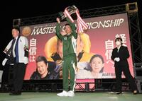 優勝杯を掲げる森高一真＝桐生ボート（撮影・堀内翔）