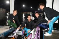 優勝を決めて祝福される森高一真（中央）。左から齊藤仁、（１人おいて）金田諭、市橋卓士＝桐生ボート（撮影・堀内翔）