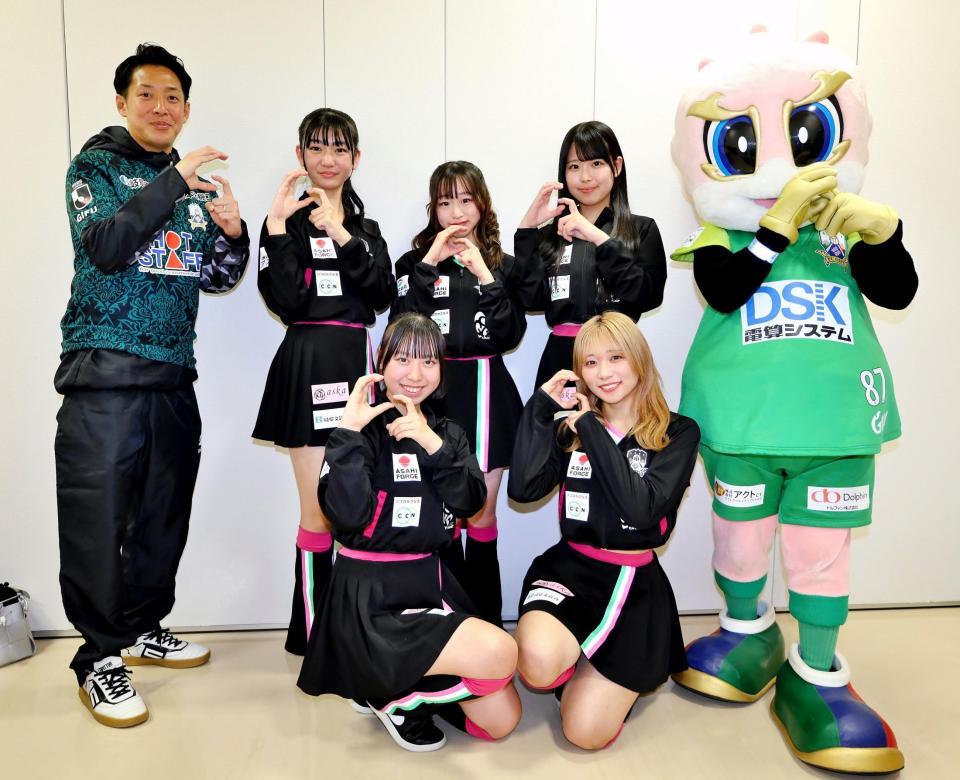 岐阜競輪に来場したＧＧＧたち（後列左から）庄司悦大さん、ＹＵＡ、ＨＯＮＯ、ＳＡＫＵＲＡ、ギッフィー（前列左から）ＲＩＫＯ、ＡＲＩＳＡ